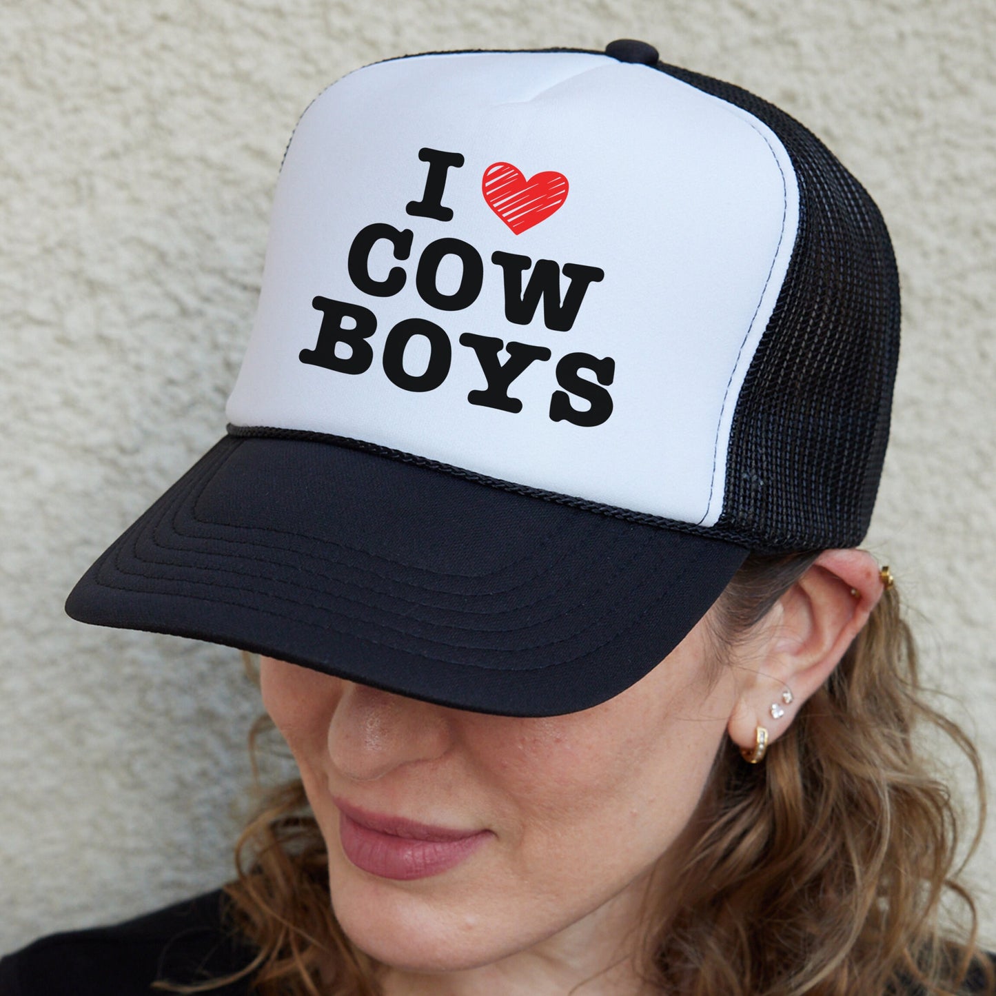 a woman wearing a hat with the words i love cows on it